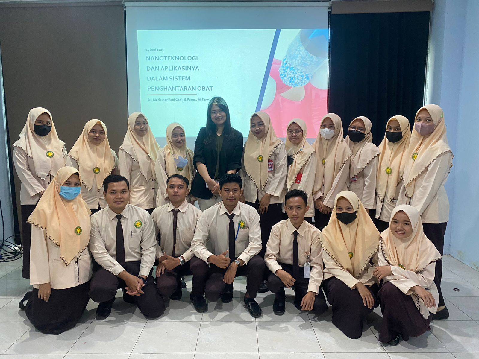 KULIAH PAKAR PRODI S1 FARMASI KLINIK DAN KOMUNITAS DENGAN IBU Dr. MARIA APRILIA GANI, S,Farm., M.Farm PERAIH GELAR DOKTER TERMUDA USIA 24 TAHUN ALUMNI UNAIR SBY